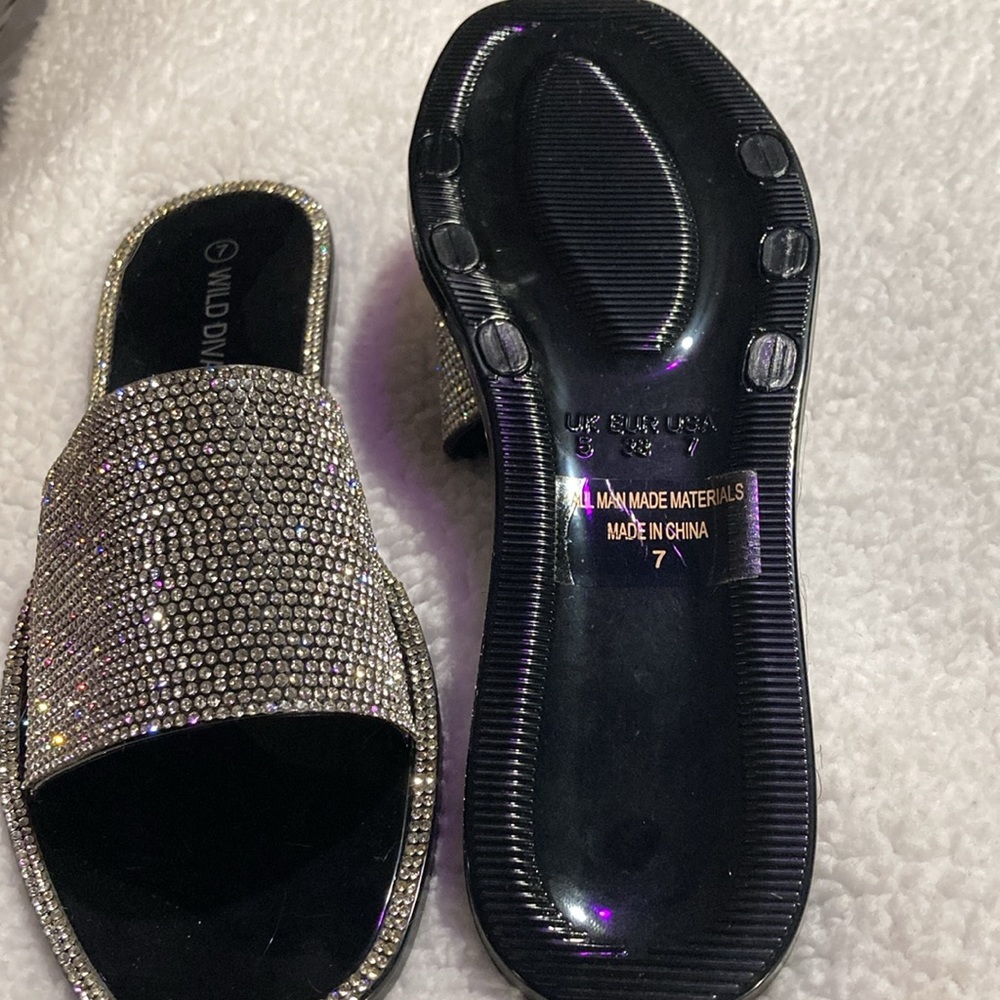 Slippers - Picture 3 of 4